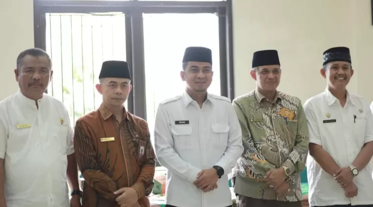 Wawako Ramadhani Kirana Putra (tengah) didampingi Kabag Kesra, Feri Hendria (kanan) dan Pejabat lainya, saat menerima Tim Penilai  Anugrah Masjid Percontohan Tingkat Provinsi Se-Sumbar.