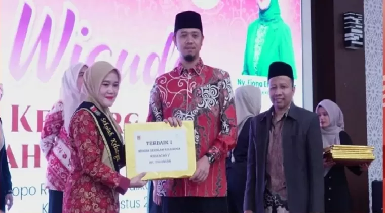 Wako hadiri wisuda sekolah keluarga lansia