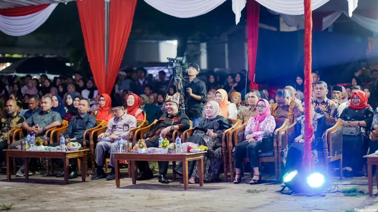 Foto Bupati Epyardi Asda, Hj. Emiko dan Pejabat lainnya, serta warga masyarakat yang memenuhi tenda kehormatan.