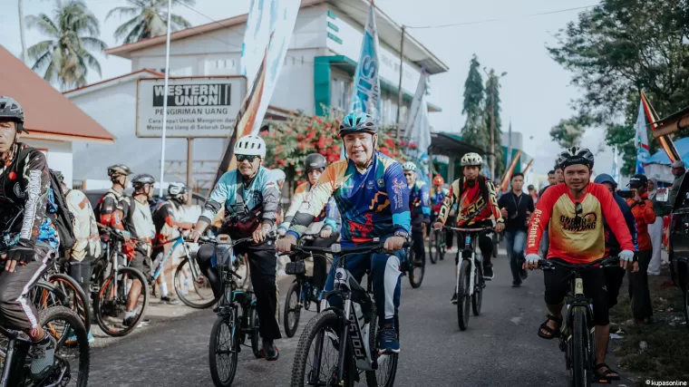 Bupati Epyardi Asda dan para goweser, peserta Napak Tilas Tour De Singkarak.