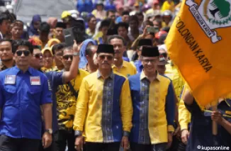 Paslon Safaruddin-Darman Sahladi didampingi ketua DPD PAN Marsanova Andesra, ketua Partai Golkar dan para kader parpol lainnya, serta relawan, ketika mendaftar ke KPU setempat baru-baru ini.