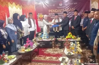 Emiko dan Irwan Afriadi (tengah) didampingi Epyardi Asda (kiri) saat mendaftar sebagai paslon Bupati dan Wakil Bupati Solok di Kantor KPU Kabupaten Solok