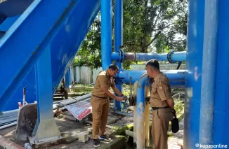 Diki Asyar didampingi Tunasrun Bakri saat memperhatikan bahagian proses IPA di BLUD UPTD Air Bersih Kota Pariaman.(Trisnaldi).