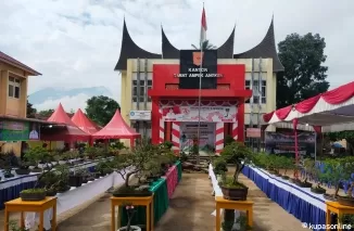 Bupati Agam Dr Andri Warman MM membuka pameran tanaman bonsai