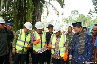 Bupati Agam, Dr. H. Andri Warman, yang didampingi Yenni Andri Warman hadiri acara pembukaan jalan baru sekaligus peletakan batu pertama pembangunan jembatan di Jorong Parit Panjang