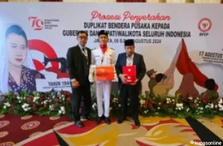 Bupati Agam, Dr H Andri Warman menerima duplikat Bendera Pusaka Merah Putih dari Badan Pembinaan Ideologi Pancasila