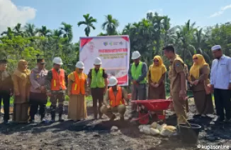 Bupati Pessel Melakukan Peletekan Batu Pertama Pembangunan UPT Puskesmas Lumpo