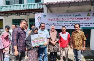 Bupati Pessel Rusma Yul Anwar Salurkan Rumah Bantuan Kepada Masyarakat Lumpo Dan Senayan Lumpo