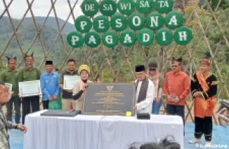 Penyerahan prasasti oleh Kemenparekraf pada Pemda Agam