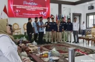 Secara bersama-sama antarkan pasangan calon (paslon) walikota-wakil walikota Payakumbuh periode 2024-2029 Supardi-Tri Venindra ke kantor Komisi Pemilihan Umum (KPU), Kamis 29 Agustus 2024.