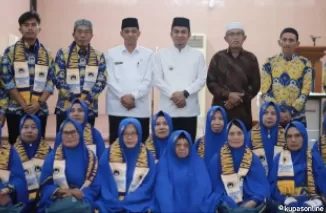 Wawako Ramadhani Kirana Putra (3 dari kanan) saat melepas keberangkatan Jemaah Umroh dari Masjid Agung Al Muhsini, Kota Solok.