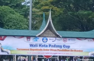 Gairahkan Semangat Sepak Bola ASN, Pj Wali Kota Padang Andree Algamar Buka Turnamen Antar Dinas Pendidikan