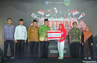 Gubernur Mahyeldi Resmikan Festival Merah Putih dan Program Subsidi Bunga untuk Pelaku Usaha Mikro di Padang Panjang