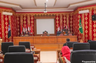 Ketua DPRD Kota Payakumbuh Hamdi Agus pimpin rapat paripurna tentang penyampaian jawaban Walikota Payakumbuh atas pandangan umum fraksi terhadap nota keuangan rancangan perubahan, Minggu 18 Agustus 2024.