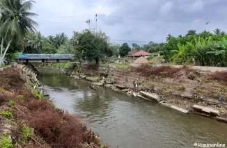 Retaining wall batang piaman dekat jembatan Pauh Kota Pariaman yang sudah porak poranda.(Trisnaldi)