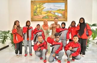 Ketua Special Olympics Indonesia (SOIna) Kabupaten Agam Yenni Andri Warman, melepas 14 atlet disabilitas