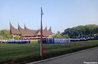 Khidmatnya Upacara HUT RI ke-79 di Padang, Bendera Merah Putih dan Teks Proklamasi Diarak dengan Kereta Kencana