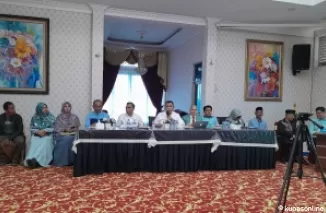 Epyardi Asda (tengah) bersama Sekda Medison dan OPD terkait, Pengacara Pemda, Suhairizal, serta para pemilik lahan, diacara Konferensi Pers dengan awak media.