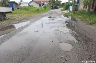 Kondisi kerusakan jalan di Jalan Fatahilah Kota Pariaman saat ini.(Trisnaldi).