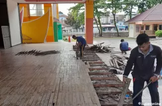 Pekerjaan perbaikan lantai pentas gandoriah Kota Pariaman yang sedang dikerjakan..