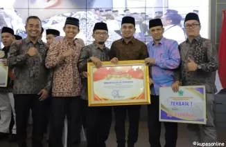 Wawako Ramadhani Kirana Putra (3 kanan), Kabag Kesra Feri Hendria (2 kiri) dan Pejabat lainnya, usai menerima Penghargaan di Auditorium Gubernur Sumbar