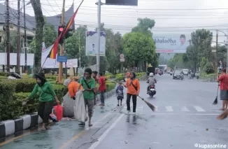 Dinas Lingkungan Hidup Kabupaten Agam bergerak cepat untuk "mengevakuasi" barang-barang yang telah selesai digunakan selama pawai