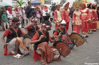 Pawai Alegoris HUT RI di Solsel Bertabur Penampilan Unik dan Apik Pelajar Hingga OPD