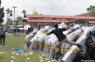 Payakumbuh Rusuh, Seorang Warga Nekat Tendang Tameng Sispam Polres Payakumbuh, bertempat di gelanggang Pacuan Kuda, kelurahan Tiakar, kecamatan Payakumbuh Timur, Rabu 21 Agustus 2024.