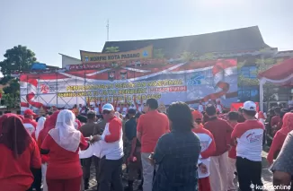 Pemko Padang Bagikan Lebih dari 15 Ribu Bendera Merah Putih