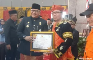 Pemko Padang Memberikan Pin Emas kepada Prof. Indang Dewata, Akademisi UNP