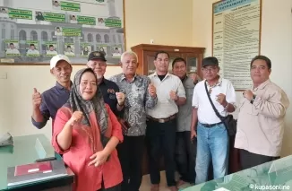 Ketua Baznas, H. Edwar (tengah baju batik), dan Wakil Ketua IV, Nazaruddin,S.Ag, (kanan) bersama Pengurus Forum Wartawan Solok.