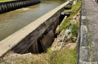 Kondisi bantaran sungai batang Mamgguang yang amblas.(Trisnaldi).