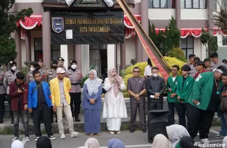 Pimpinan DPRD kota Payakumbuh Wulan Denura, S.ST saat menerima aksi damai aliansi Badan Eksekutif Mahasiswa (BEM) Paliko ke gedung DPRD setempat, Senin 26 Agustus 2024.