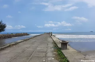 PJU di ujung jalan inspeksi muato batang mangguang Kota Pariaman yang ti ggal jejak-jejaknya saja.(Trisnaldi)