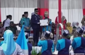 Wali Kota Bukittinggi menyerahkan piagam pada peserta pawai alegoris