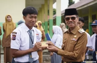 Bupati kabupaten Limapuluh Kota Safaruddin Dt. Bandaro Rajo dalam amanatnya saat menjadi pembina upacara di SMAN 1 Harau, Senin 5 Agustus 2024. Bertindak sebagai pemimpin upacara siswa kelas X E 3, Sultan Eriansyah.