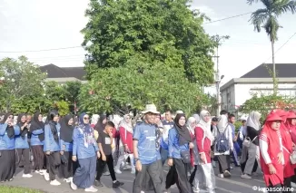 Yenni Andri Warman melepas Gerak Jalan Santai menyambut Hari Ulang Tahun (HUT) Republik Indonesia ke-79