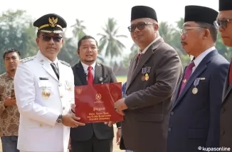 Sekdakab Dr. H. Syamsurizaldi Raih Penghargaan Satya Lencana Karya Satya 30 Tahun