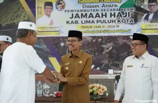 Bupati Limapuluh Kota H.Safaruddin Dt. Bandaro Rajo ketika penyambutan secara resmi Jamaah Haji setempat tahun 1445 H di aula kantor bupati, Selasa 30 Juli 2024.