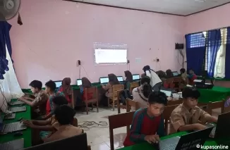 Para siswa sedang belajar praktek TIK di SMP Negeri 4 V Koto Kampung Dalam Padang Pariaman.(Trisnaldi).