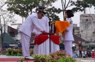 Wawako Bukittinggi menerima bendera pusaka pada upacara penurunan bendera HUT Ri ke 79