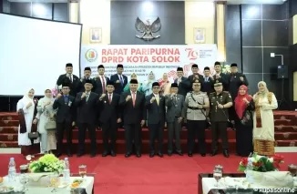 Wako Zul Elfian Umar, Wawako Ramadhani, Ketua Sementara DPRD Kota Solok, Fauzi Rusli dan Pejabat lainnya saat sesi foto bersama