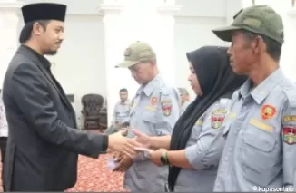 Wako Bukittinggi serahkan secara simbolis honor serta kartu BPJS Ketenagakerjaan Linmas