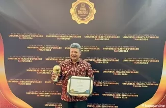 Wako Solok, Zul Elfian Umar, usai menerima Penghargaan UHC Awards 2024 dari Wakil Presiden RI, Ma'ruf Amin.