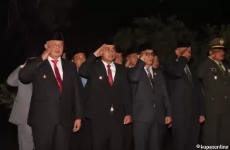 Wako Zul Elfian Umar dan Wa wako Ramadhani Kirana Putra bersama Pejabat lainnya pada kegiatan Upacara Renungan Suci di TMP Mutiara Bangsa Kota Solok