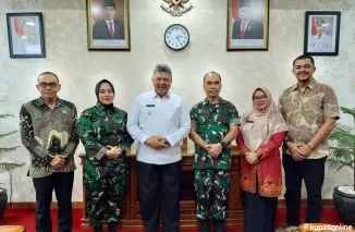 Wako Zul Elfian Umar bersama Kepala RST Solok Mayor CKM dr. Rinal Pardomuan Purba dan Pejabat setempat lainnya.