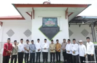 Wako Zul Elfian Umar (tengah) diacara peresmian perubahan status Musala Darul Jadid menjadi Masjid Darul Jadid Laing.