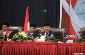 Wako Zul Elfian Umar dan Wawako Ramadhani Kirana Putra, saat menghadiri Rapat Paripurna Pengucapan Sumpah/Janji Anggota DPRD Kota Solok periode 2024-2029.