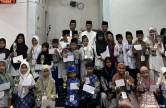 Wawako Ramadhani Kirana Putra (tengah belakang baju putih) bersama para Pemenang MTQ antar MDTA se Kota Solok di MDTA Al Ikhlas Lembah Nan Indah, Tanah Garam.