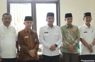 Wawako Ramadhani Kirana Putra (tengah) didampingi Kabag Kesra, Feri Hendria (kanan) dan Pejabat lainya, saat menerima Tim Penilai  Anugrah Masjid Percontohan Tingkat Provinsi Se-Sumbar.